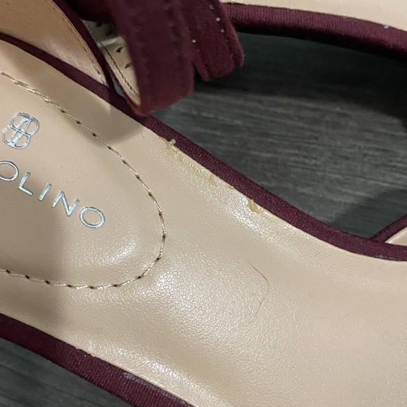 Bandolino Andora cranberry kitten heeled bow sandals faux suede - Picture 4 of 9